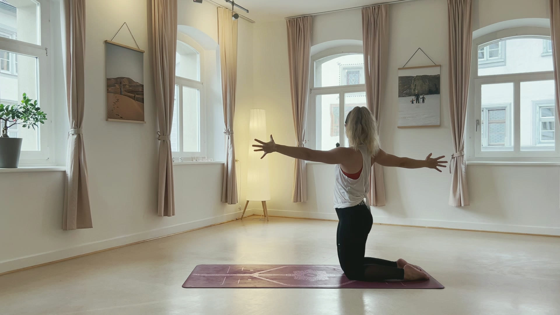 Heller Yogaraum von Elis Yogastübchen am Postplatz in Wangen im Allgäu mit hohen Bogenfenstern